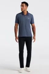 Polo de hombre color azul marino jaspeado, con cuello y ribetes en contraste azul oscuro. Presenta un pequeño logo bordado en el pecho.