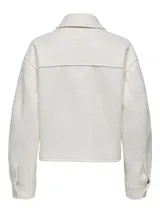 Chaqueta corta color crema con cuello clásico, cierre frontal con cremallera, bolsillos de parche en el pecho y puños con botón.