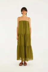 Vestido largo color verde oliva, de tirantes finos y corte fluido con volantes en capas.