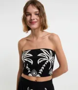 Top cropped sin breteles negro con estampado de palmeras blancas.