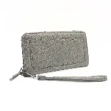 Billetera de cuero sintético color gris con cierre perimetral y correa de muñeca extraíble.