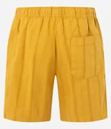 Bermuda de playa recta color mostaza, con textura de rayas y lazo en la cintura.