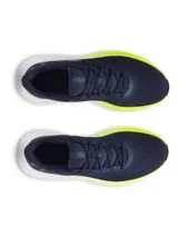 Championes de running Under Armour Charged Rogue 5, color negro con logo de la marca en el lateral.