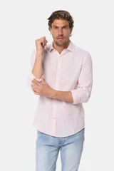 Camisa de manga larga, color celeste con finas rayas blancas, confeccionada en una mezcla de lino y algodón. Presenta un corte slim fit y no tiene bolsillo.