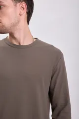 Remera manga larga color gris oscuro con textura tipo waffle.