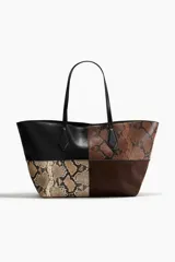 Bolso tipo shopper de gran tamaño con diseño patchwork en cuatro bloques. Presenta paneles en cuero negro liso, cuero con estampado de serpiente marrón oscuro, cuero con estampado de serpiente beige y gamuza marrón oscuro en la base. Tiene dos asas largas de cuero negro y un cierre superior.
