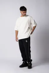 Remera negra oversize de algodón con cuello redondo y mangas cortas. Estampado pequeño en el frente y estampado grande en la espalda con la frase "Curbside Treasure".