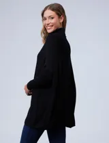 Polera tejida negra, de corte oversize, con cuello tortuga y mangas largas japonesas con puño elastizado.