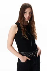 Musculosa marrón con cuello redondo y sisas anchas.