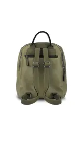 Mochila negra de símil cuero con apertura superior doble con cierres individuales. Bolsillos al frente con cierres metálicos, uno principal de mayor capacidad y dos pequeños. Correas largas a tono regulable con hebillas.