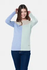 Buzo tejido de punto con diseño de bloques de color: azul marino en la parte superior, beige en la mitad izquierda y lila en la mitad derecha.