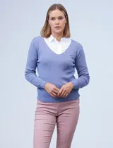 Buzo tejido con escote en V, de corte clásico y color azul.