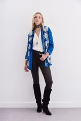 Saco azul eléctrico de viscosa con terminaciones en velvet, bordado con lentejuelas e hilo de lurex. Tiene calce recto, mangas largas y forro interior de jacquard.