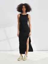 Vestido midi negro de punto, sin mangas, con cuello redondo y abertura lateral en la falda.