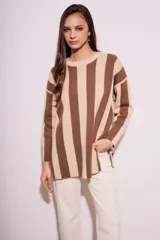 Sweater oversize de algodón peinado a rayas verticales color marrón y beige, de mangas largas y cuello redondo.