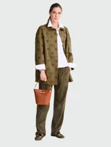 Bolso Longchamp modelo Le Roseau XS, color marrón cuero, con cierre de broche metálico dorado y doble asa corta.