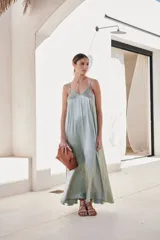 Vestido largo color verde agua de satén, con breteles finos y escote en V.