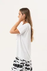 Remera blanca de manga corta con estampado de cerezas y texto en azul.