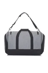Bolso deportivo gris con detalles en verde y negro, con logo de Discovery en blanco. Tiene doble asa de mano, correa de hombro ajustable y desmontable, bolsillo frontal con cierre y bolsillos laterales con cierre.