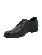 Zapato de vestir de cuero negro, con cordones y suela plana.