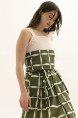 Top de tirantes color beige con estampado en verde, confeccionado en Italia.