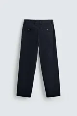 Pantalón chino color beige, de corte recto y tiro medio. Confeccionado en tejido de algodón con elasticidad, con bolsillos laterales y traseros de vivo. Cierre frontal con cremallera y botón.