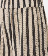 Pantalón recto de punto con rayas verticales en tonos beige y negro. Cuenta con cintura elástica y forro interior.