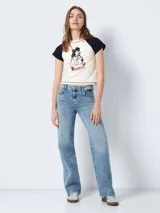 Remera corta color blanco con mangas cortas raglán negras y estampado frontal de una vaquera con la palabra 'Bandida' en rojo.