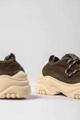 Zapatillas deportivas color verde militar con cordones gruesos y suela chunky color crema.