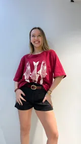 Remera blanca de algodón de corte oversize con estampado de tres peces rojos.