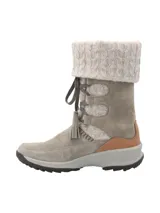 Bota de caña media color gris topo, con detalle de tejido de punto trenzado en la caña y cordones con borlas. Suela de goma con plataforma.