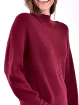Sweater de punto color borgoña, con cuello alto y mangas largas.