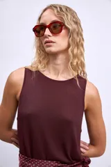 Musculosa larga color borgoña de tejido de punto.