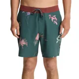 Short de baño verde con estampado de flores y cintura marrón.