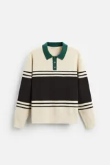 Polo de corte relajado confeccionado en tejido de punto con textura de chenilla. Presenta cuello de solapa con cierre frontal de botonadura, mangas largas y acabados en rib.