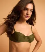 Top de bikini verde oliva con tirantes finos y copas con aro.