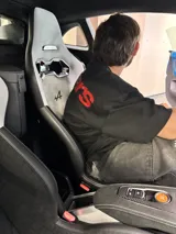 Remera color crema de corte holgado con estampado en rojo en la espalda con el texto "Ittaistars European Tour by Ittai Stars Company".