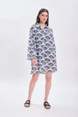 Camisa casual de manga larga con cuello clásico y botones frontales. Estampado geométrico en color azul sobre fondo blanco.