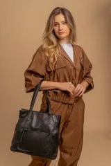 Bandolera grande de símil cuero color negro, con dos asas cortas y una correa larga regulable. Cuenta con dos divisiones internas y un bolsillo frontal con cierre.