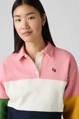 Sweater de cuello polo con botones, mangas largas y diseño color block en tonos rosa, blanco, verde, azul marino y amarillo.