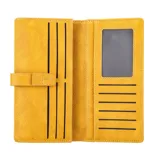 Monedero rojo de cuero sintético con textura granulada y cierre con presilla.