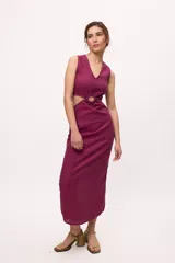 Vestido midi color fucsia, con corte a la cintura y falda tubo con tajo lateral. Presenta un top sin mangas con detalle cut-out en la cintura.