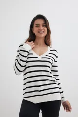 Sweater tejido de punto con escote en V y diseño a rayas horizontales en blanco y negro.