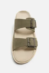 Sandalias marrones de piel con doble tira ancha en el empeine y cierre mediante hebilla. Plantilla con horma anatómica y suela forrada de yute.