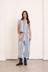 Pantalón rayado con elástico en la cintura y corte holgado.