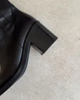 Botines de cuero vacuno color marrón chocolate, con caña media, punta cuadrada y taco bloque.