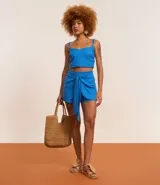 Short pollera corto color azul, confeccionado en viscolino con viscosa certificada, con cintura elástica y lazo delantero.