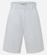 Bermuda blanca de cintura alta confeccionada en sarga con cintura de sastre, trabillas en la cintura, cierre tradicional y bolsillos.