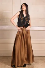 Chaleco blanco con bordados de hilo y canutillos, escote en V y cierre frontal con botones.