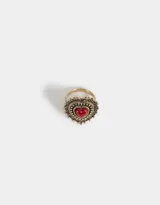 Anillo dorado con forma de corazón rojo estilo antique.